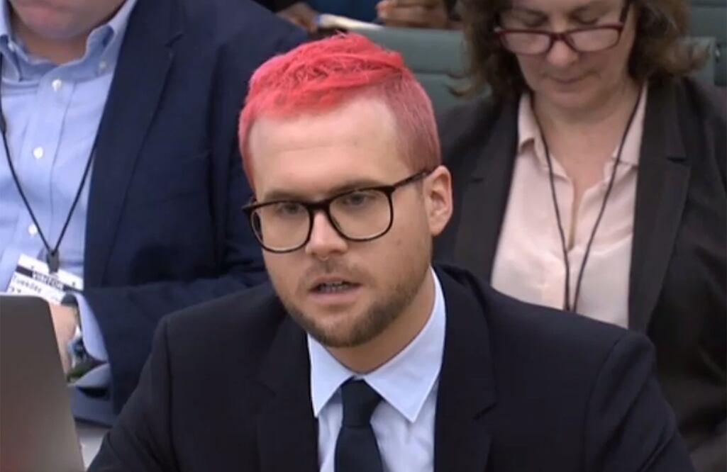 Christopher Wylie, uno de los fundadores de Cambridge Analytica, durante su testimonio en el Parlamento británico (Foto: AFP)