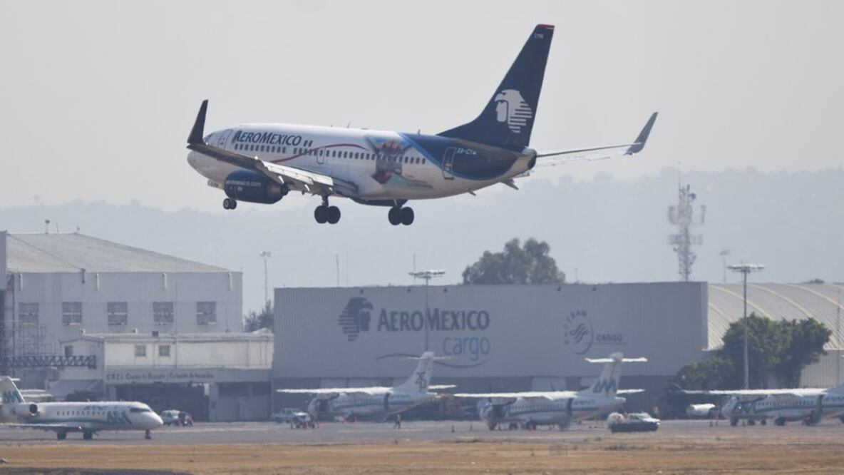 Getty Images El AICM tiene dos pistas y 99 posiciones.