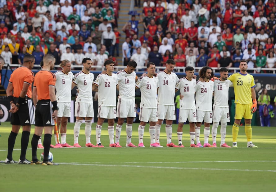 Selección de España, durante el minuto de silencio para las víctimas del terremoto en Venezuela - Foto: Carlos Mejía | EL UNIVERSAL