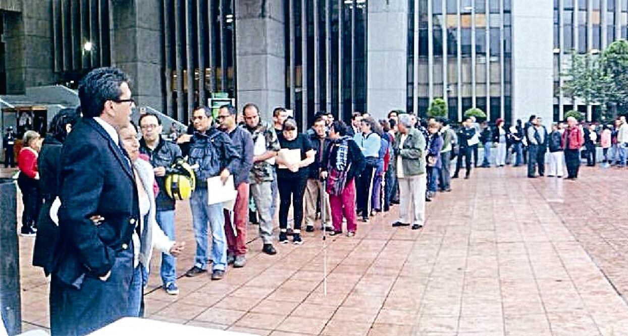 Todos los días el delegado electo Ricardo Monreal recibe denuncias de irregularidades del anterior gobierno de la delegación Cuauhtémoc (ESPECIAL)