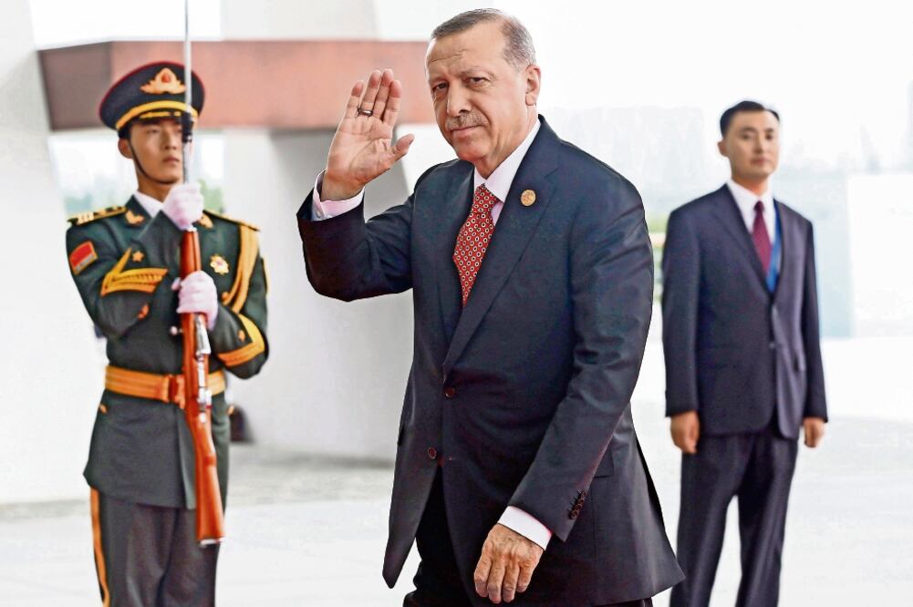 El presidente de Turquía, Recep Tayyip Erdogan, saluda a su llegada a la reunión del G20, en la ciudad china de Hangzhou (EFE)