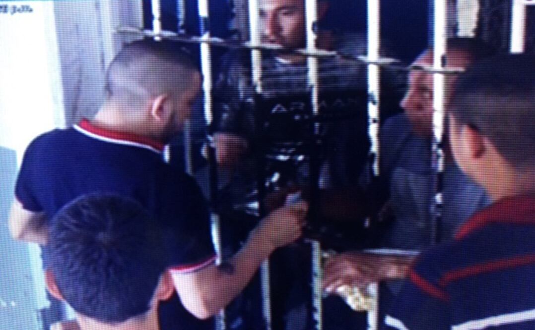 El penal de Aguaruto, de donde se fugó el hijo de Juan José Esparragoza Moreno El Azul, uno de los líderes del Cártel de Sinaloa, opera en medio de la corrupción, fragilidad en su esquema de seguridad y los internos  gozan de lujos. 