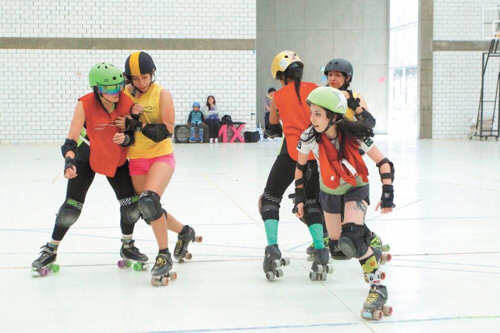 En la pista, las competidoras se identifican por su derby name, el cual sólo es utilizado cuando juegan o practican este deporte. Fotos: HUMBERTO MORQUECHO. EL UNIVERSAL