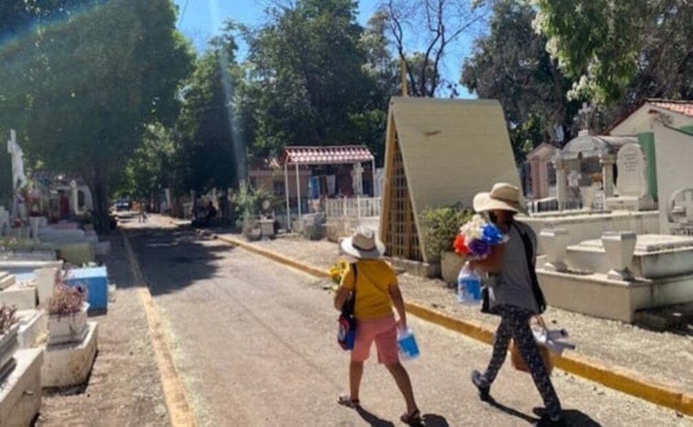 Ante cierre por Día de Muertos, familias anticipan visita a panteones en Sinaloa