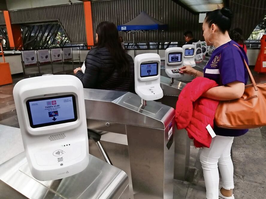 La Línea 7 dijo adiós a los boletos y a partir de este domingo los usuarios sólo pudieron entrar con la TMI. Foto: Especial