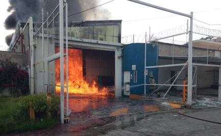 Video. Explosión de tanque provoca incendio en fábrica en Tultitlán 