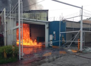 Video. Explosión de tanque provoca incendio en fábrica en Tultitlán