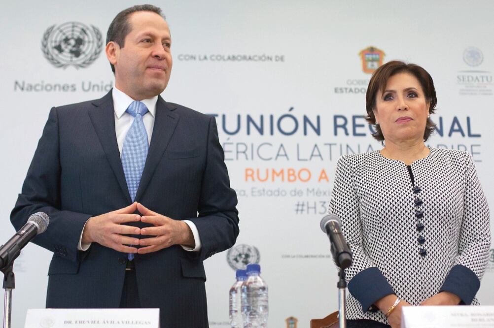 El gobernador Eruviel Ávila (segundo de izq. a der.), y la titular de la Sedatu (cen.), Rosario Robles, señalaron que uno de los desafíos es el ordenamiento de las orbes (ESPECIAL)