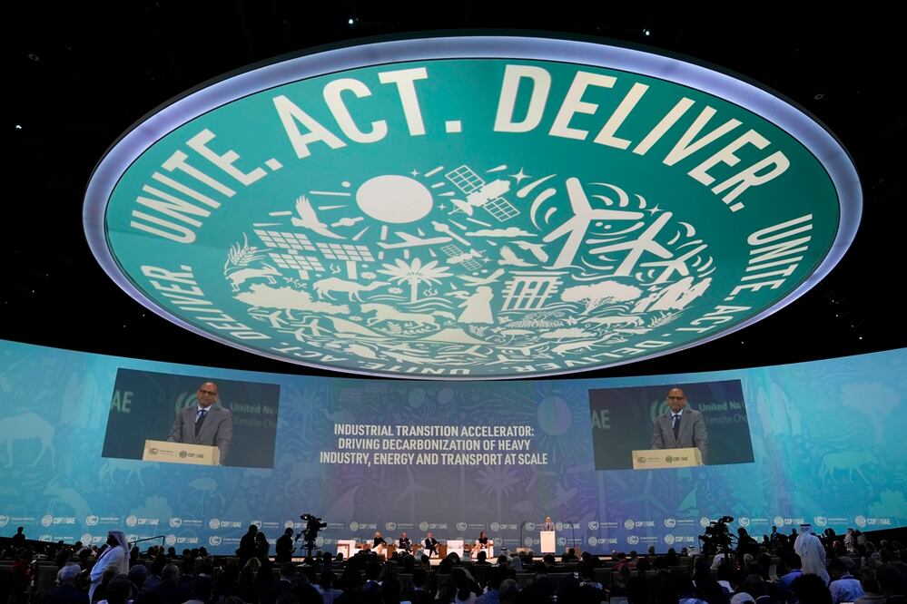 El jefe de las Naciones Unidas para el Clima, Simon Stiell, habla durante una sesión en la Cumbre del Clima de la ONU COP28, el sábado 2 de diciembre de 2023, en Dubai, Emiratos Árabes Unidos. Foto: AP