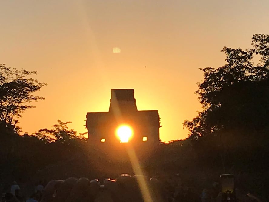 Foto: El castillo de las 7 muñecas en Dzibichaltun, Yucatan, atravezado por los rayos solares en el equinoccio de otoño/Yazmin Rodríguez Galaz