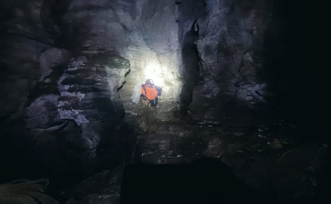 Rescatan a 3 integrantes de una familia atrapada en gruta de Cuetzalan, Puebla; sigue el operativo para rescatar a cuatro más.
Foto: Especial.
