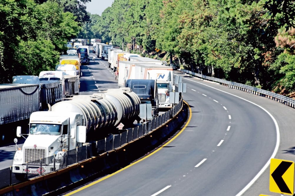 El caos vehicular alcanzó unos 15 kilómetros hacia la ciudad de Cuernavaca, hecho que provocó la desesperación de los automovilistas, pues para recorrer un tramo de 100 metros tardaron hasta 45 minutos. (FOTOS: CUARTOSCURO)