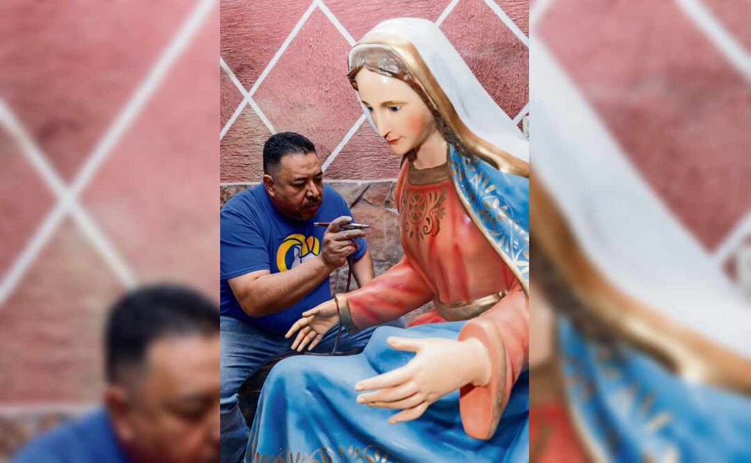 Alejandro lleva más de 35 años en el oficio familiar, como restaurador de figuras religiosas. Yaretzy M. Osnaya / EL UNIVERSAL