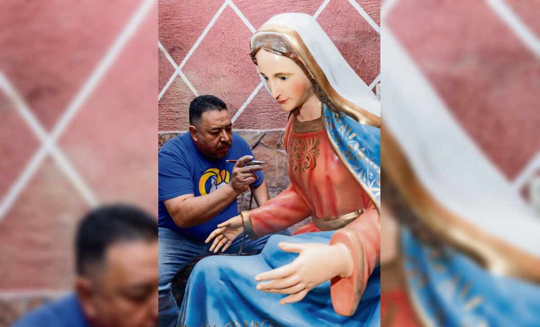 Alejandro lleva más de 35 años en el oficio familiar, como restaurador de figuras religiosas. Yaretzy M. Osnaya / EL UNIVERSAL