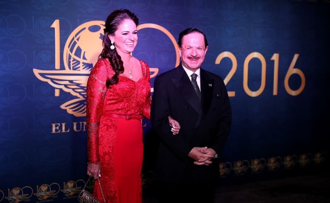 Acompañado de su esposa, Perla Díaz, Juan Francisco Ealy Ortiz subrayó que en estos tiempos se requiere de visión, de altura de miras. /Lucía Godínez - EL UNIVERSAL