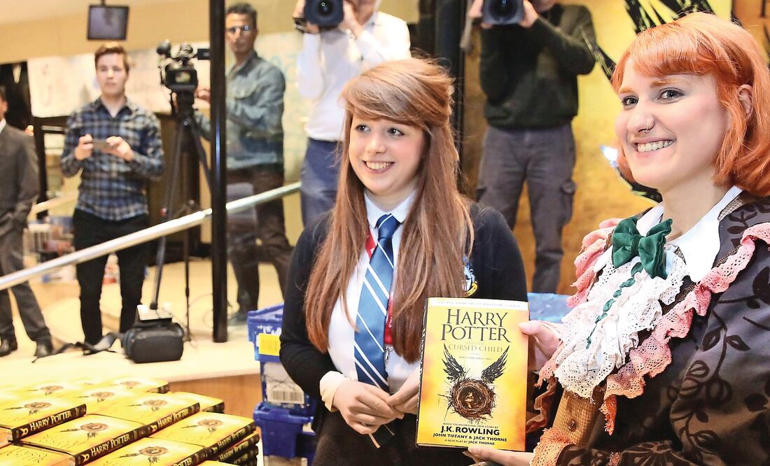 El sábado se estrenó Harry Potter and the Cursed Child, a la que asistieron decenas de fans (AGENCIAS)