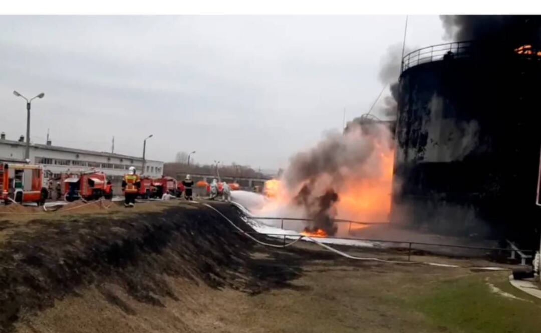Foto: AP/ Depósito de petróleo situado en la ciudad rusa de Bélgorod