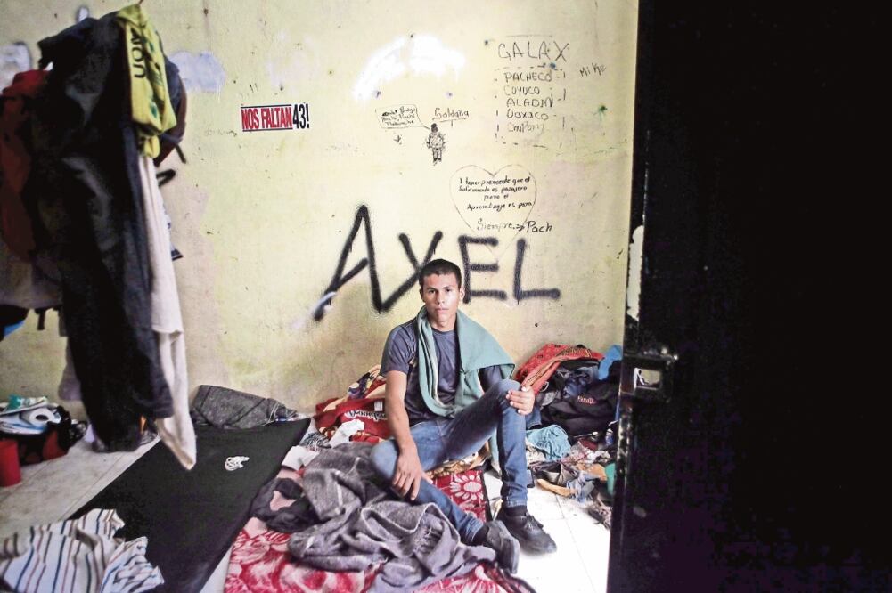 Los estudiantes de la Escuela Normal Rural de Ayotzinapa Raúl Isidro Burgos utilizan las paredes de sus habitaciones como lienzos en los que denuncian las condiciones de abandono en las que se encuentra la institución (SÁSHENKA GUTIÉRREZ. EFE)