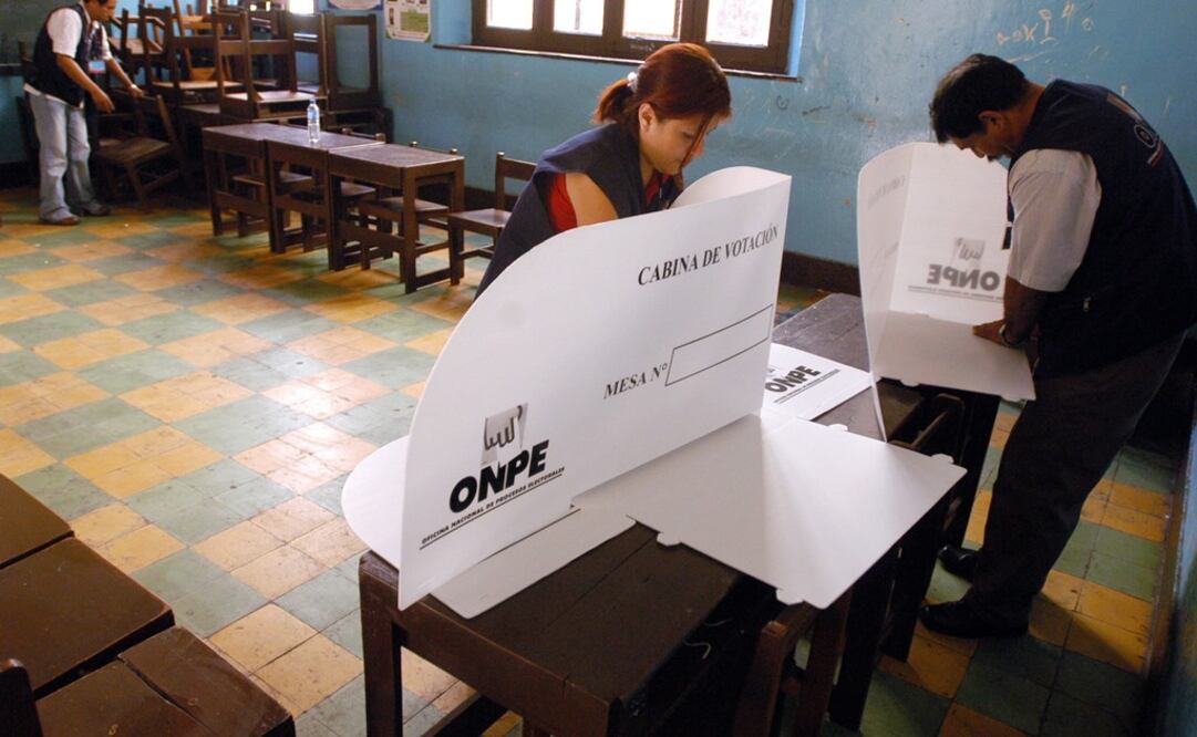 El próximo 7 de octubre participarán en la elección de 25 gobernadores regionales, 196 alcaldes provinciales y 1.678 alcaldes distritales, además de sus respectivos concejales y consejeros regionales, en todo Perú. Foto: Archivo / EFE