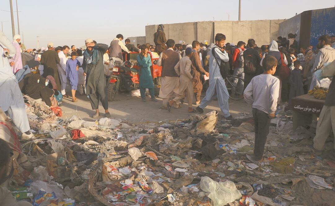 Cientos de personas, cerca de un puesto de control de evacuación en el Aeropuerto Internacional Hamid Karzai, en Kabul. Foto: AP.