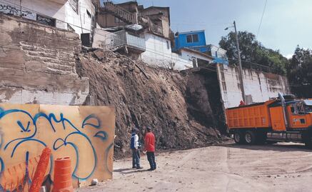 Temen derrumbe en Tlalnepantla
