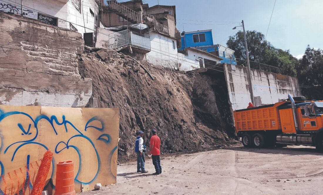 En la colonia San Pedro Barrientos se observa una construcción que parece “un castillo de naipes” por su estructura vulnerable. Foto: de Rebeca Jiménez. EL UNIVERSAL