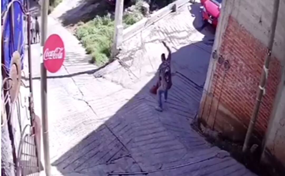 En un video se muestra cómo un hombre golpeó con una botella de cerveza a un perrito que descansaba en la calle Foto: Captura de pantalla