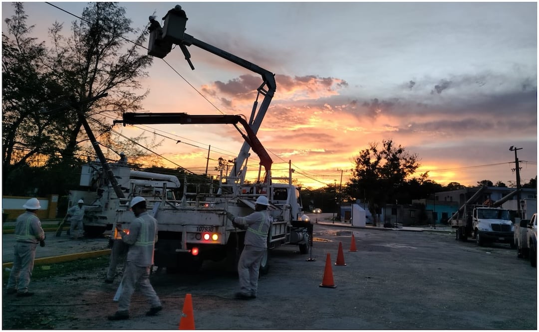 Para atender todas las afectaciones se han dispuesto a 2 mil 330 trabajadores electricistas, 372 grúas, 624 vehículos, 68 plantas de emergencia, 6 vehículos todo terreno, 39 equipos de comunicación móvil y 5 helicópteros. Foto: X (@CFEmx)