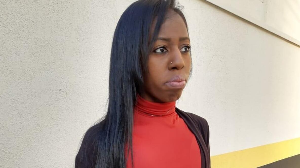   Débora vio como una foto suya se popularizaba en internet como un meme en que se burlaban de ella