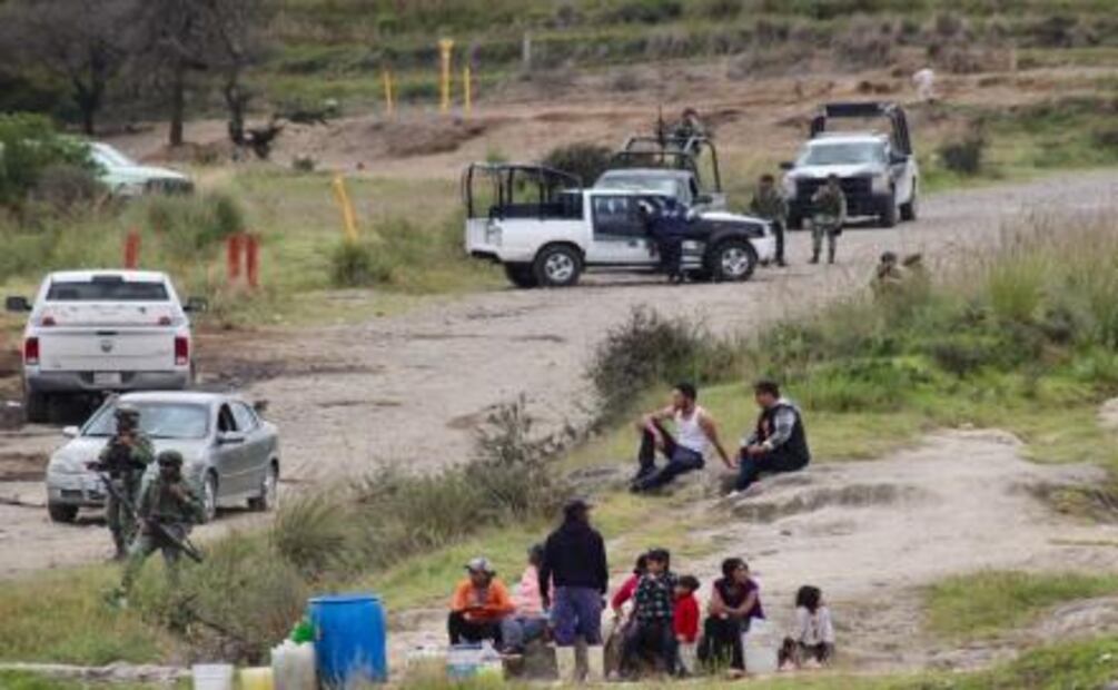 Pobladores roban combustible tras fuga en ducto de Pemex en Puebla