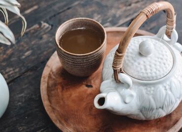 Conoce los relajantes beneficios de una taza de té de tila