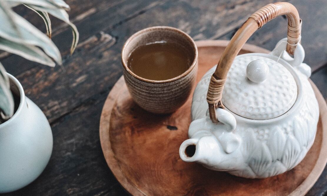 El té de tila ayuda a relajarte y combatir el estrés. Foto: Content Pixie / Unsplash