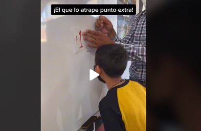 TikTok: Maestro promete puntos extra a quien 'cache' hoja con la cabeza contra pizarrón