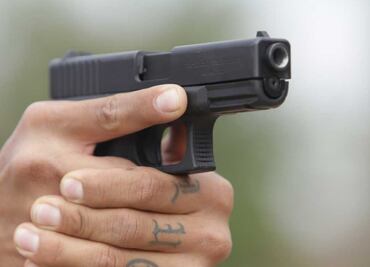 Asaltante amenaza a cajera de banco, se lleva 60 mil pesos y los abandona en terreno baldío de Hermosillo