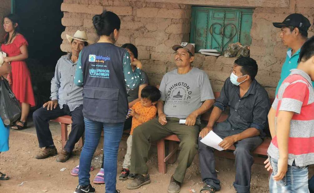 Funcionarios del ACNUR informan a mexicanos en Ampliación Nuevo Reforma, sobre los trámites para solicitar asilo en Guatemala. Foto: Fredy Martín Pérez/EL UNIVERSAL