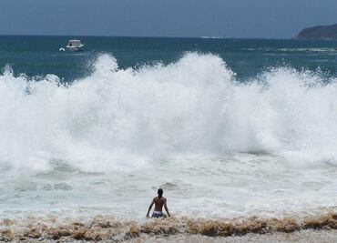 Mar de fondo arrastra a dos personas en Michoacán