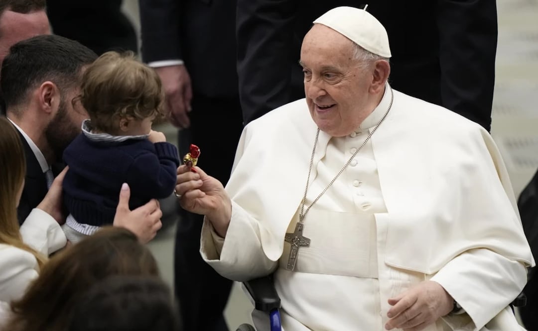 El papa Francisco da un dulce a un bebé al final de su audiencia semanal en el Vaticano, el miércoles 28 de febrero de 2024. Foto: AP