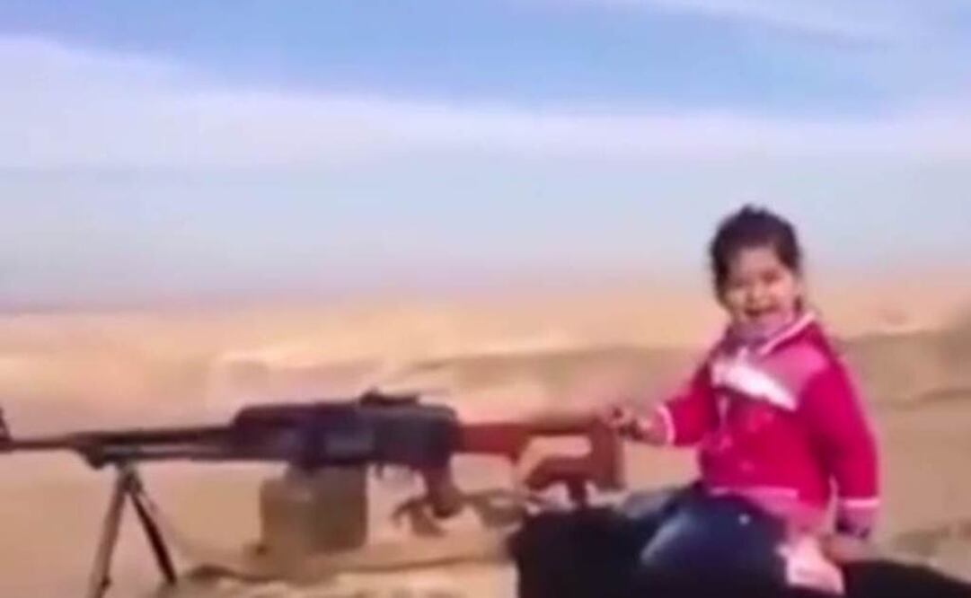 Mientras ella practica tiro, el hombre que la graba le ordena: "¡Mata, mata! (Foto: Especial)