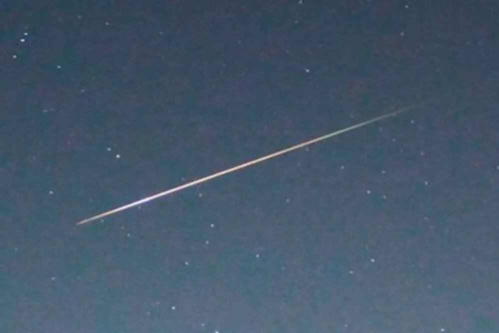 Lo que claramente es una imagen astronómica de un meteorito fue tomado por Twitter como una postal con "contenido íntimo". FOTO: TWITTER @spicey_spiney