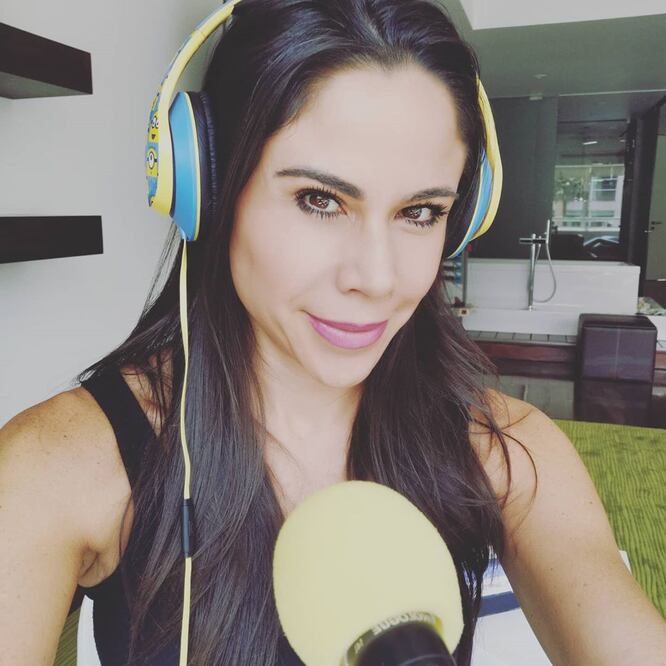 Paola Rojas lució un atuendo espectacular para su noticiario "Al aire con Paola Rojas". Foto: Instagram