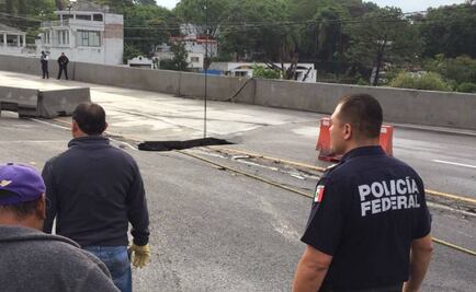 Cierran Paso Express en la México-Cuernavaca; cae auto en socavón