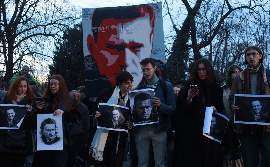 "Putin, asesino", "Rusia será libre" o "Liosha, no nos rendiremos", son algunos de los lemas de las pancartas que enarbolaban los manifestantes. Foto: AFP