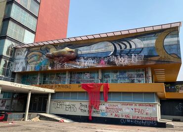 Contingente de la Facultad de Artes y Diseño vandaliza mural de Siqueiros en Rectoría de la UNAM