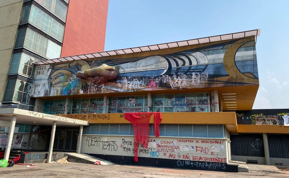 Contingente de la Facultad de Artes y Diseño de la UNAM vandalizan mural de Siqueiros ubicado en rectoria / Foto: Cortesía UNAM