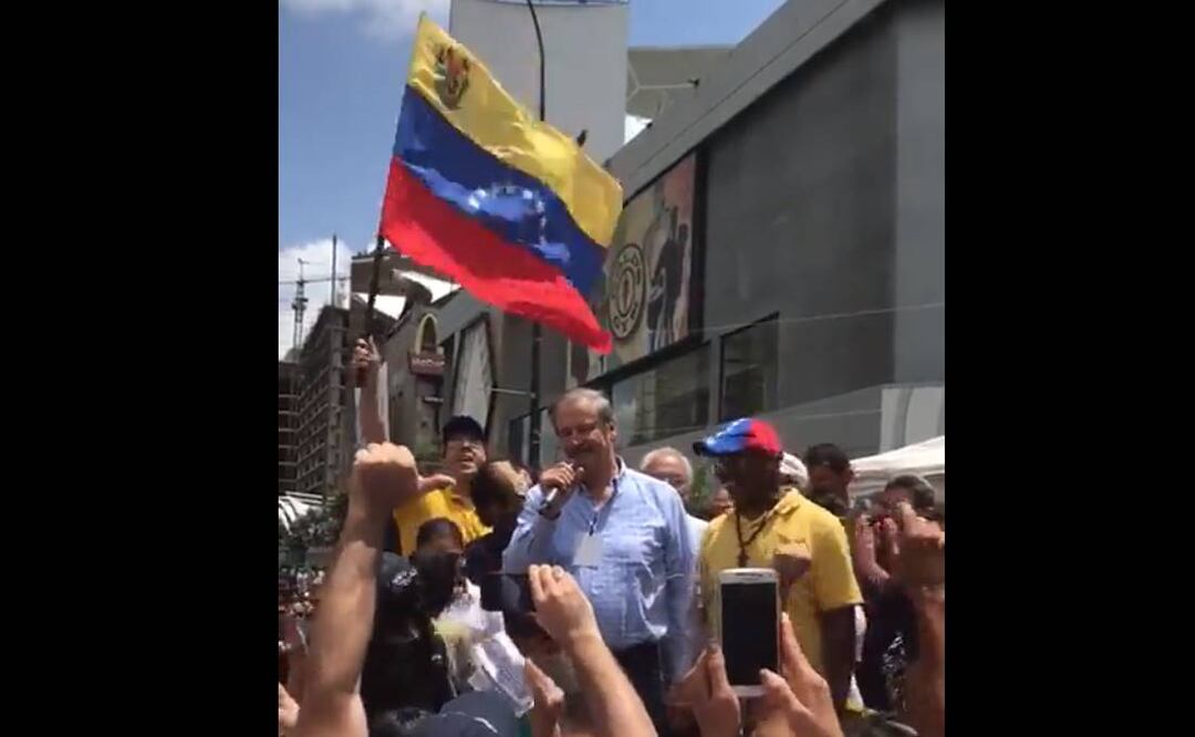 "Ahora le toca al pueblo de Venezuela dirigir este gran país. Recuperar la economía, recuperar los empleos. recuperar los alimentos, recuperar las medicinas. Eso viene ya próximo". dijo Fox. Imagen: Tomada de video.