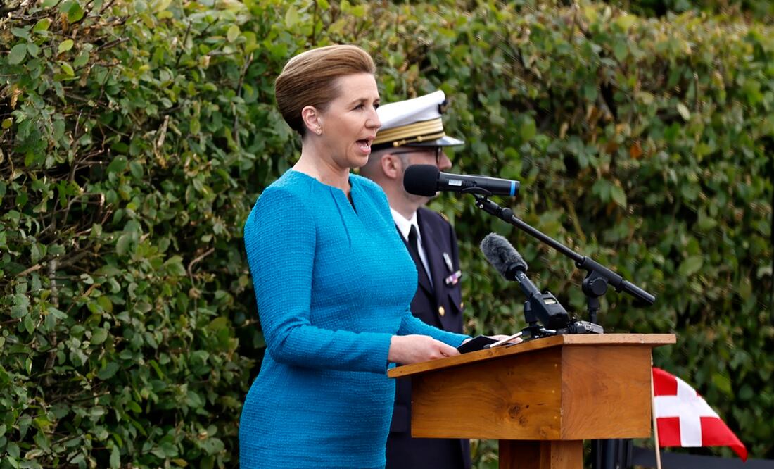 La primera ministra de Dinamarca, Mette Frederiksen, habla durante una ceremonia en el monumento danés en las afueras de Sainte Marie du Mont, Normandía. Foto: AP