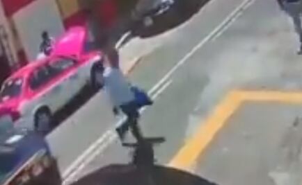 Pide patrulla para ir al banco y lo asaltan frente a ella