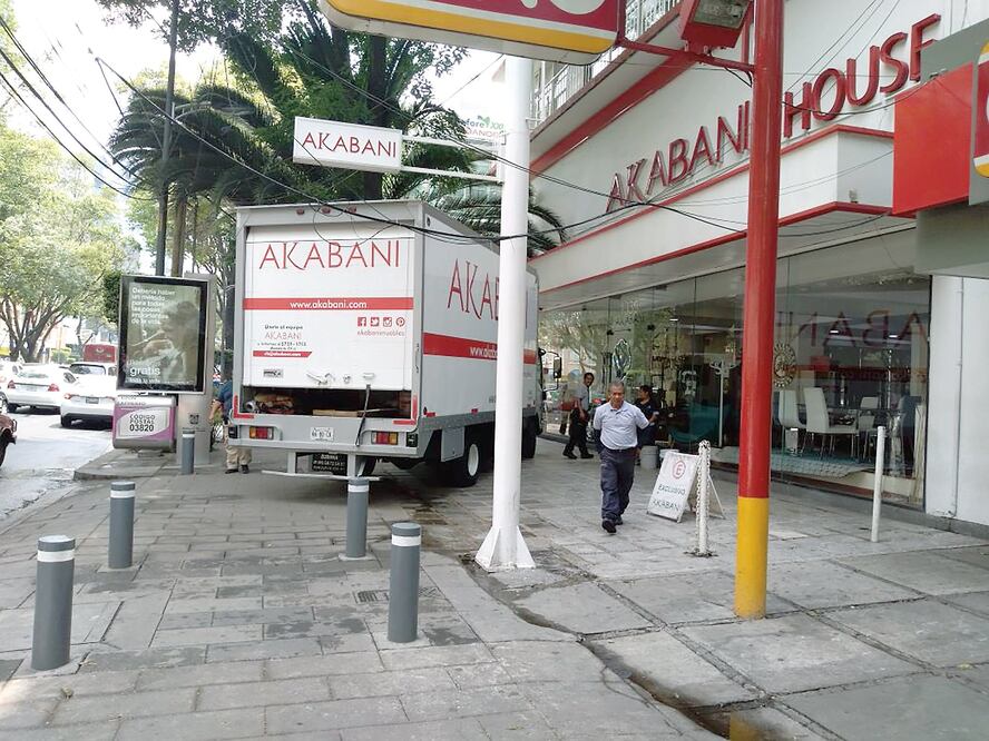 En la foto:  camioneta  de las mueblerías de Fadlala Akabani (ESPECIAL)