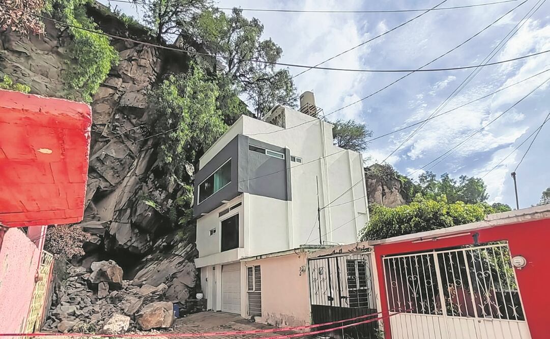 Rocas pesadas del Cerro de la Loma se precipitaron sobre un par de viviendas en la colonia Tepeyac Hidalgo.