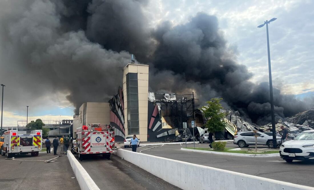 El incendio en la plaza comercial desplomó las instalaciones de un negocio de esparcimiento y un casino, por lo que varios vehículos quedaron atrapados entre los escombros y Alejandro “N”, de 39 años de edad, tuvo que ser trasladado por quemaduras (16/01/2025). Foto: Javier Cabrera Martínez / EL UNIVERSAL